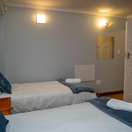 Great White Accommodation Kleinbaai Екстер'єр фото