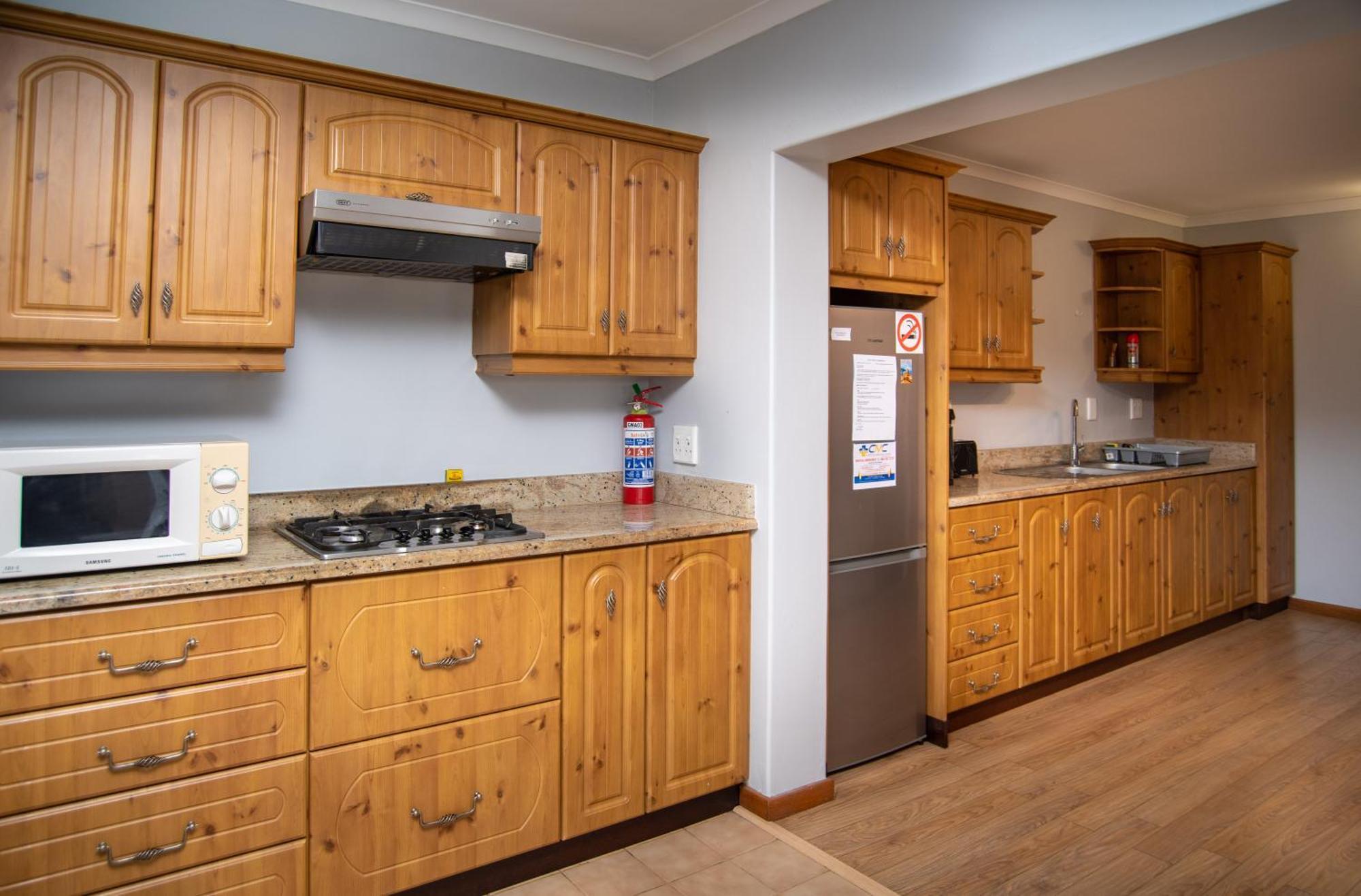 Great White Accommodation Kleinbaai Екстер'єр фото